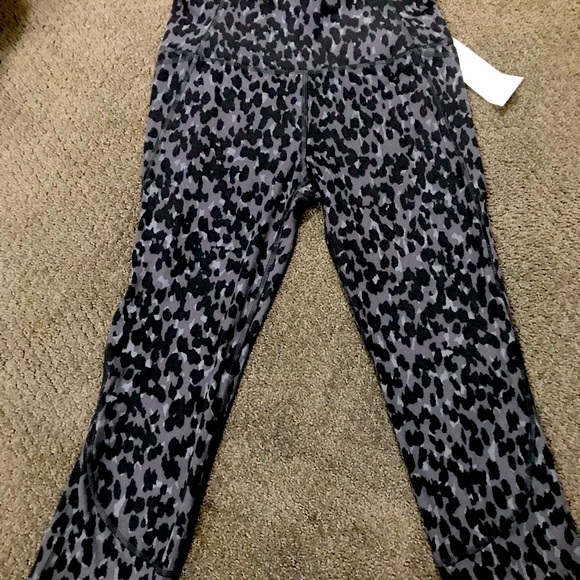 All‎ In Motion Capri Leopard Leggings with Pockets - Picture 1 of 8